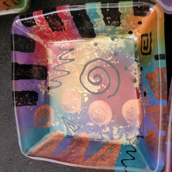 VINTAGE 1970S BOHO DECOR ABSTRACT ARTIST SIGNED GLASS PALLETES(6). - Picture 3 of 15